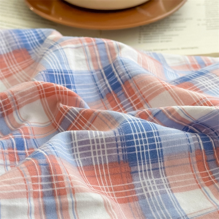 91家纺网 家纺一手货源 找家纺 古吉梦 2024新款水洗棉小清新印花格子系列四件套 G-莱卡粉+奶油粉