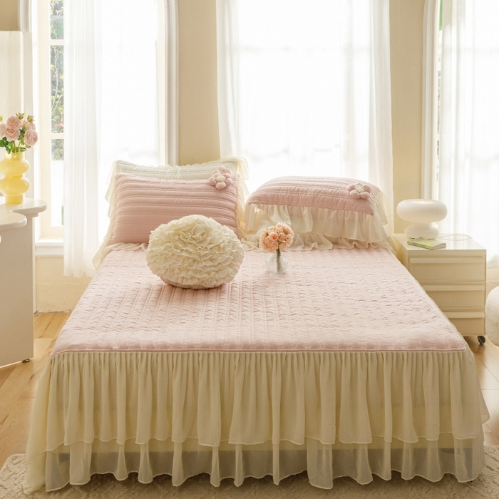 91家纺网 家纺一手货源 找家纺 胜权家纺 2024新款A类水洗60支全棉工艺款夹棉床裙三件套 花儿朵朵-胭脂粉