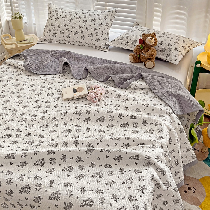 91家纺网 家纺一手货源 找家纺 胜权家纺 2024新款A类60支双面全棉高温水洗夹棉床盖三件套 紫荆花