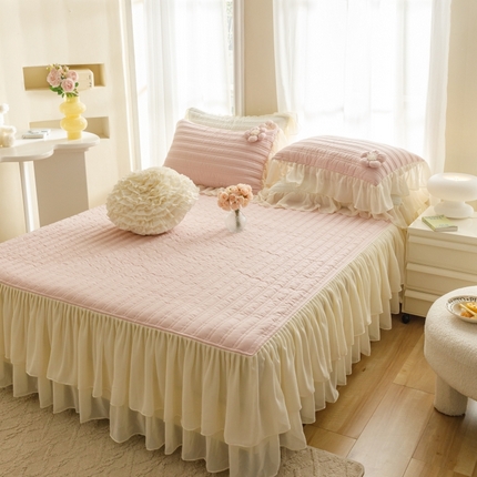 91家纺网 家纺一手货源 找家纺 胜权家纺 2024新款A类水洗60支全棉工艺款夹棉单床裙 花儿朵朵-胭脂粉