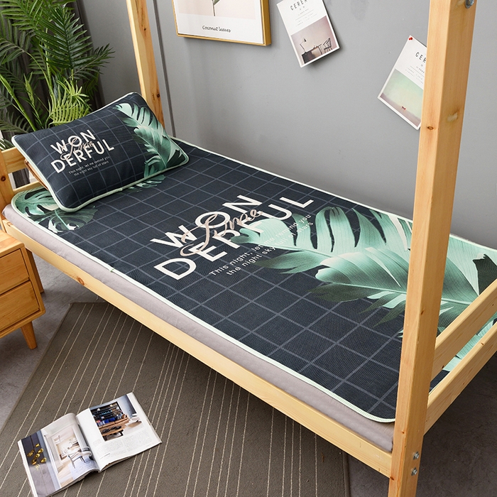 91家纺网 家纺一手货源 找家纺 多乐家纺 2024新款学生床数码大版印花冰丝凉席 芭蕉叶