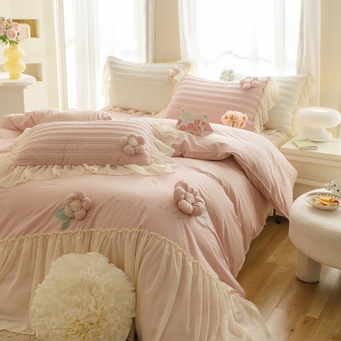 91家纺网 家纺一手货源 找家纺 胜权家纺 2024新款A类水洗60支全棉工艺款夹棉床裙四件套 花儿朵朵-胭脂粉