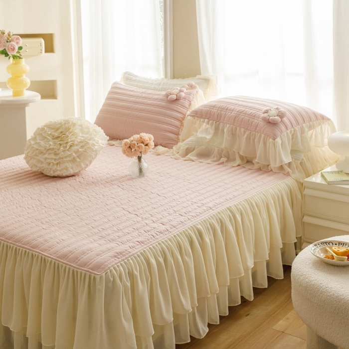 91家纺网 家纺一手货源 找家纺 胜权家纺 2024新款A类水洗60支全棉工艺款夹棉床裙三件套 花儿朵朵-胭脂粉