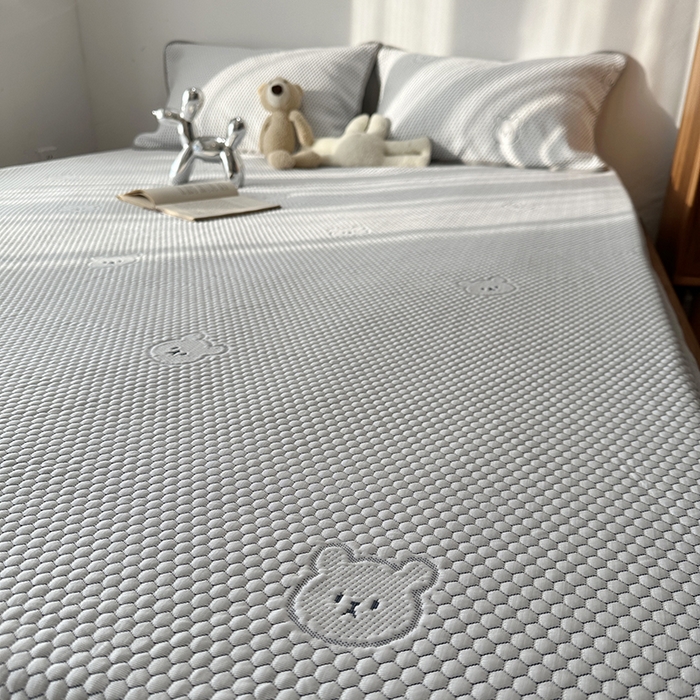 91家纺网 家纺一手货源 找家纺 千朵  2024新款床笠款3D凉感豆豆凉席 小熊灰