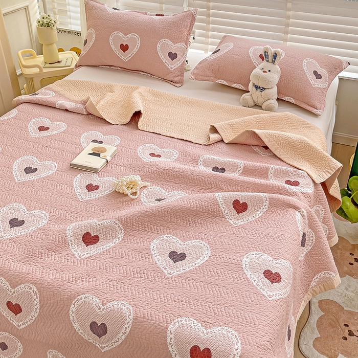 91家纺网 家纺一手货源 找家纺 胜权家纺 2024新款A类60支双面全棉高温水洗夹棉床盖三件套 心动一刻