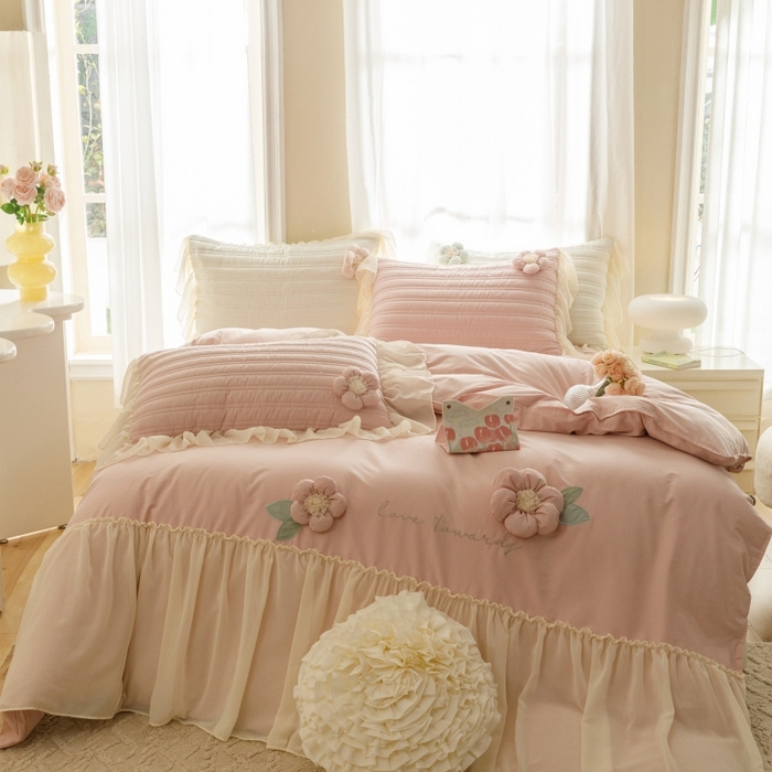 91家纺网 家纺一手货源 找家纺 胜权家纺 2024新款A类水洗60支全棉工艺款夹棉床裙四件套 花儿朵朵-胭脂粉