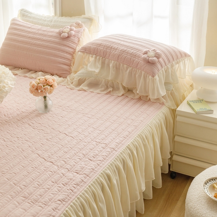 91家纺网 家纺一手货源 找家纺 胜权家纺 2024新款A类水洗60支全棉工艺款夹棉床裙三件套 花儿朵朵-胭脂粉