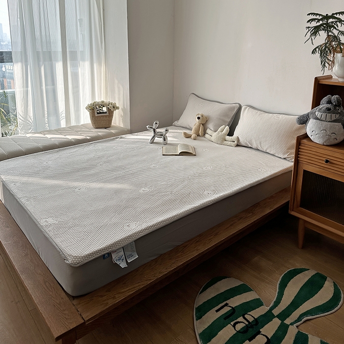 91家纺网 家纺一手货源 找家纺 千朵  2024新款床笠款3D凉感豆豆凉席 小熊咖