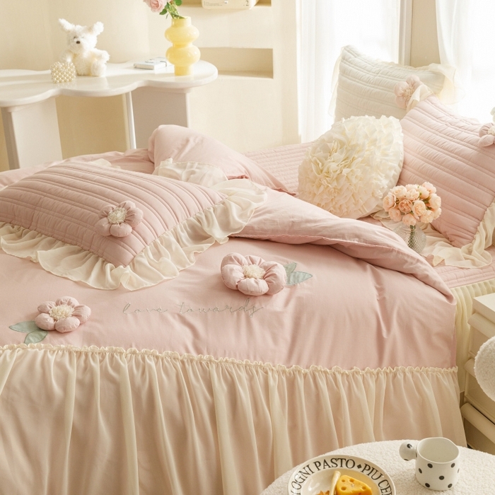 91家纺网 家纺一手货源 找家纺 胜权家纺 2024新款A类水洗60支全棉工艺款夹棉床裙四件套 花儿朵朵-胭脂粉