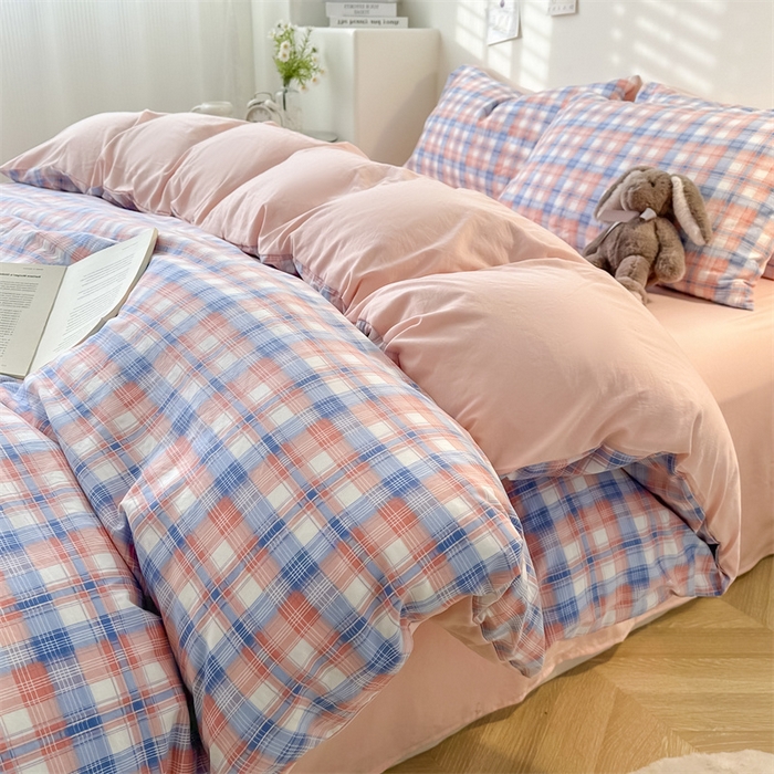 91家纺网 家纺一手货源 找家纺 古吉梦 2024新款水洗棉小清新印花格子系列四件套 G-莱卡粉+奶油粉