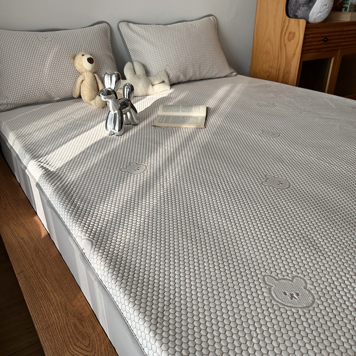 91家纺网 家纺一手货源 找家纺 千朵  2024新款床笠款3D凉感豆豆凉席 小熊咖