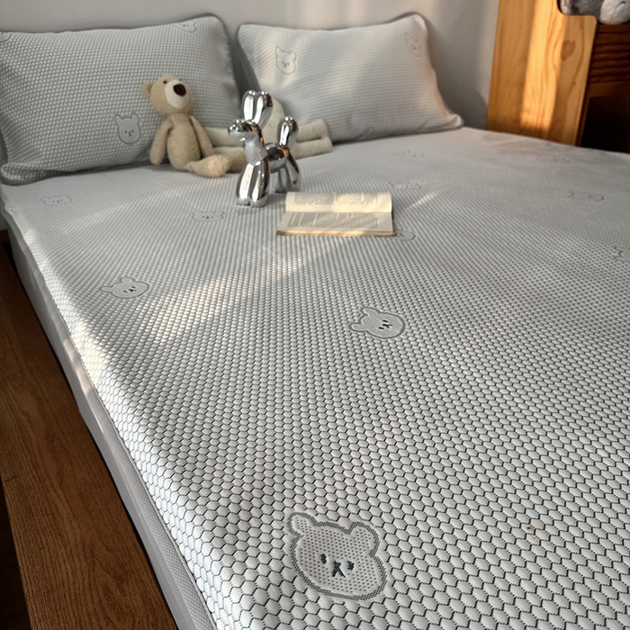 91家纺网 家纺一手货源 找家纺 千朵  2024新款床笠款3D凉感豆豆凉席 小熊绿