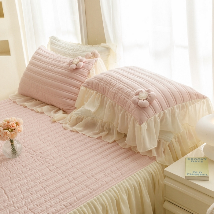 91家纺网 家纺一手货源 找家纺 胜权家纺 2024新款A类水洗60支全棉工艺款夹棉单床裙 花儿朵朵-胭脂粉