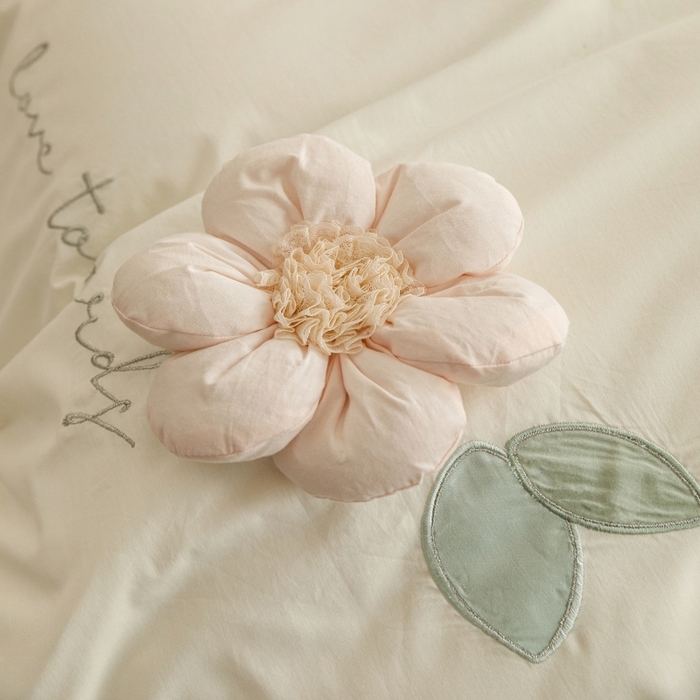 91家纺网 家纺一手货源 找家纺 胜权家纺 2024新款A类水洗60支全棉工艺款夹棉床裙四件套 花儿朵朵-云柔白