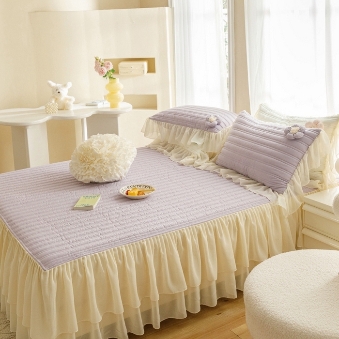 91家纺网 家纺一手货源 找家纺 胜权家纺 2024新款A类水洗60支全棉工艺款夹棉床裙三件套 花儿朵朵-凝香紫