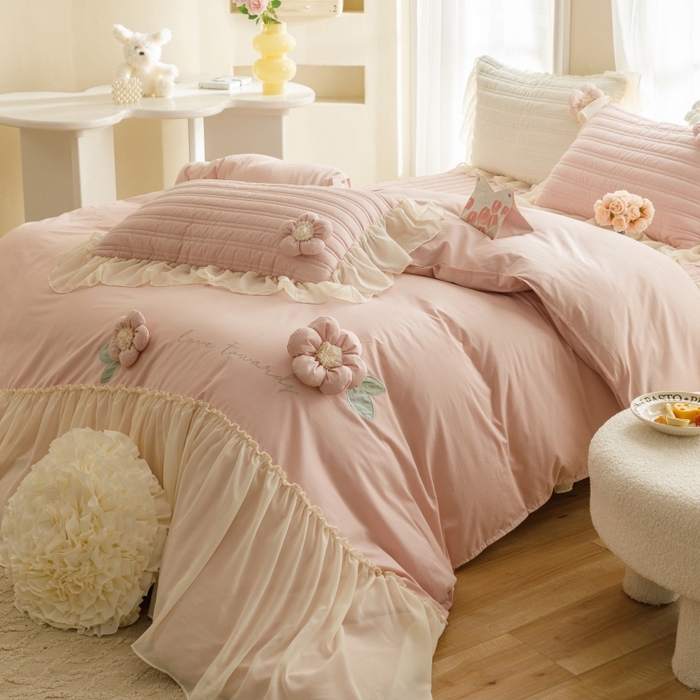 91家纺网 家纺一手货源 找家纺 胜权家纺 2024新款A类水洗60支全棉工艺款夹棉床裙四件套 花儿朵朵-胭脂粉