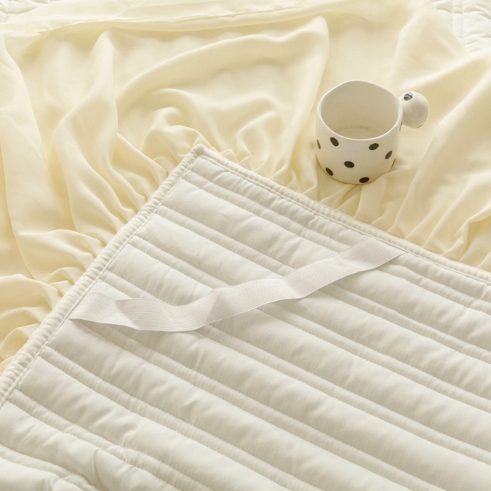 91家纺网 家纺一手货源 找家纺 胜权家纺 2024新款A类水洗60支全棉工艺款夹棉单床裙 花儿朵朵-云柔白