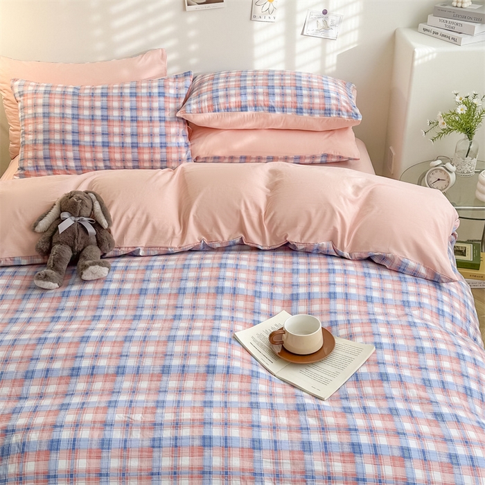 91家纺网 家纺一手货源 找家纺 古吉梦 2024新款水洗棉小清新印花格子系列四件套 G-莱卡粉+奶油粉