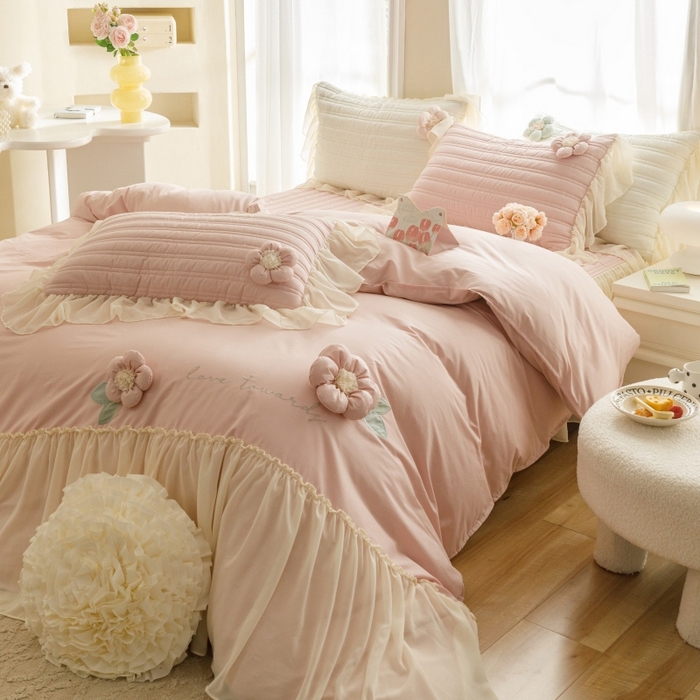 91家纺网 家纺一手货源 找家纺 胜权家纺 2024新款A类水洗60支全棉工艺款夹棉床裙四件套 花儿朵朵-胭脂粉