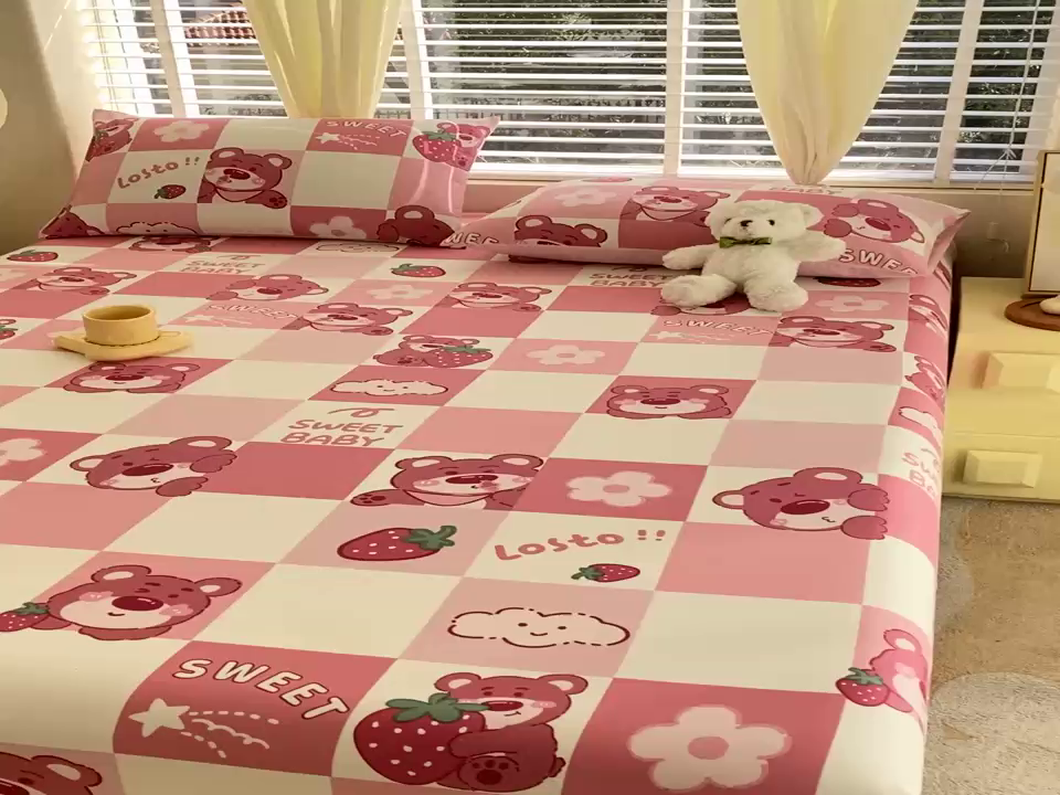 91家纺网 家纺一手货源 找家纺 洺兰家居 2025新款全棉喷气印花单床笠纯棉小清新花卉北欧风床套/枕套 草莓熊