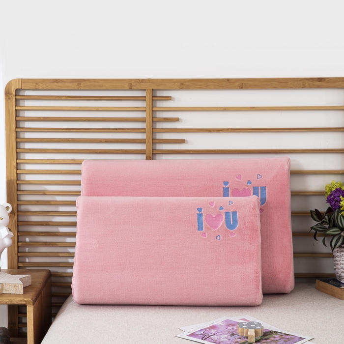 91家纺网 家纺一手货源 找家纺 大黄蜂家居家纺 2025新款爱心款牛奶绒秋冬刺绣乳胶枕套 蜜桃粉