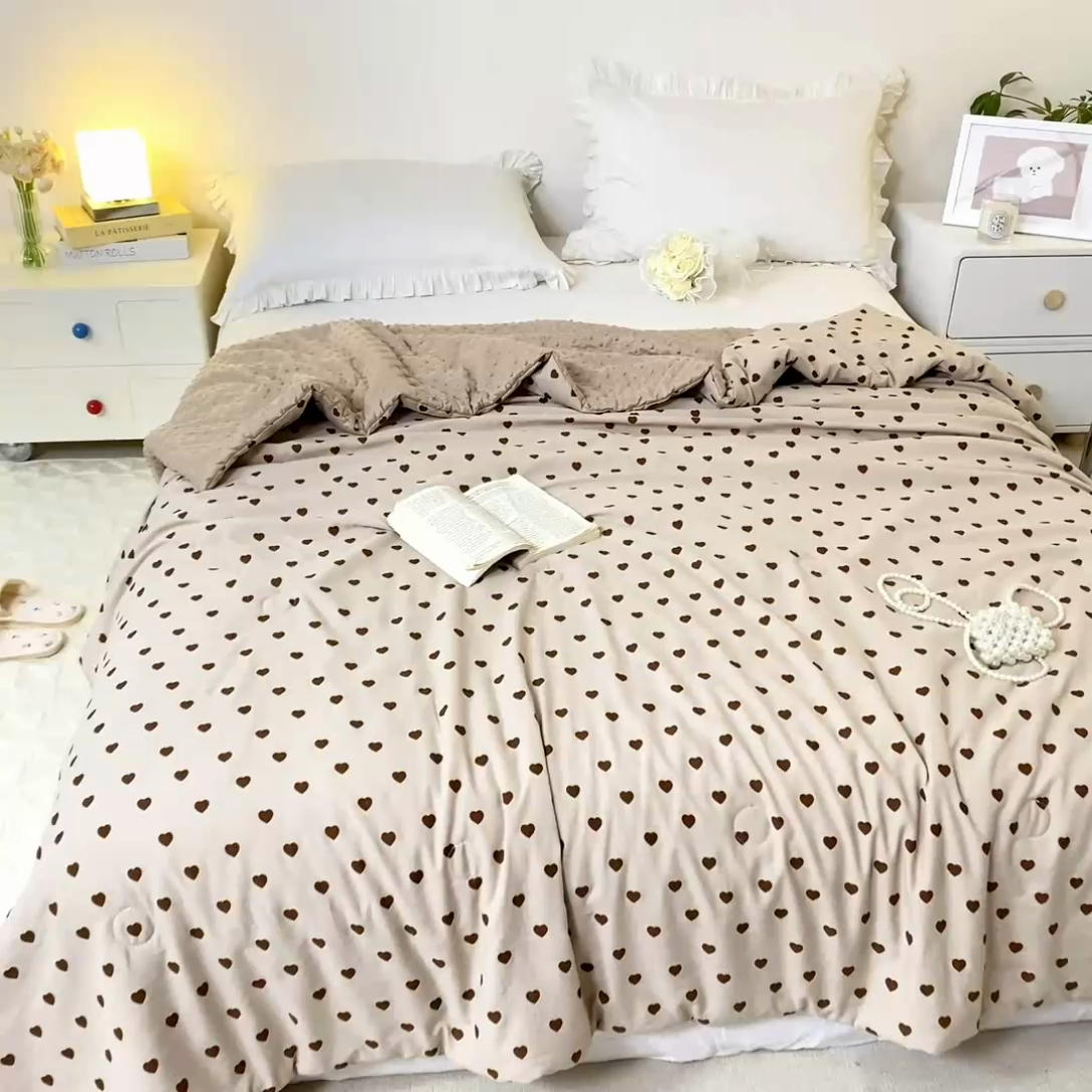 91家纺网 家纺一手货源 找家纺 芯元素 2024新款A类水洗棉凉豆豆夏被 爱心-咖
