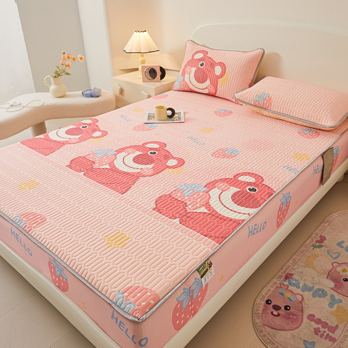 91家纺网 家纺一手货源 找家纺 伊人坊 2024新款A类凉感丝0.4乳胶床笠凉席夏被套件 草莓熊