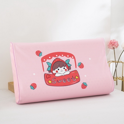 91家纺网 家纺一手货源 找家纺 大黄蜂家居家纺 2025新款水晶绒卡通图案枕套乳胶款水晶绒枕套 草莓女孩