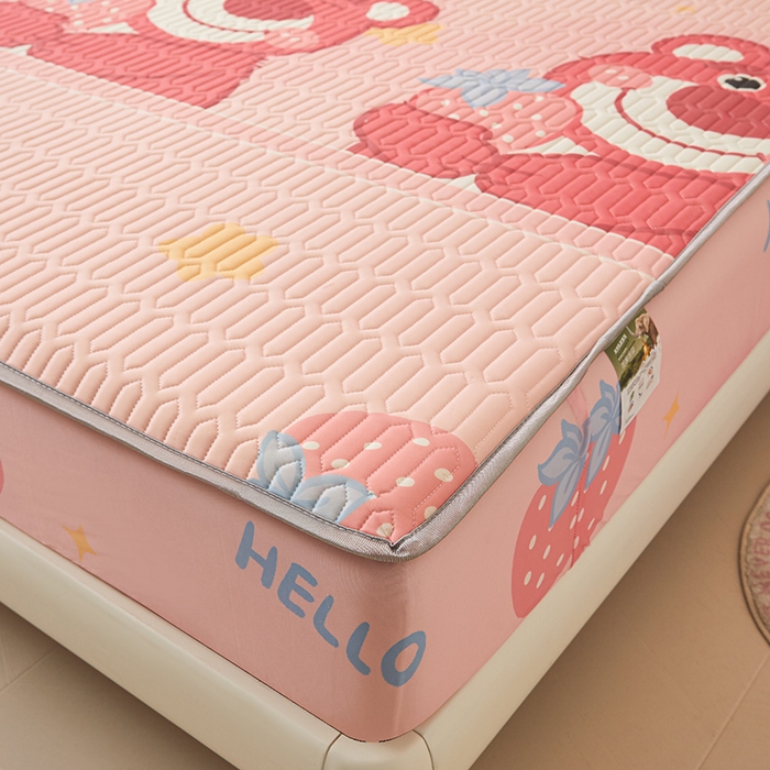 91家纺网 家纺一手货源 找家纺 伊人坊 2024新款A类凉感丝0.4乳胶床笠凉席夏被套件 草莓熊