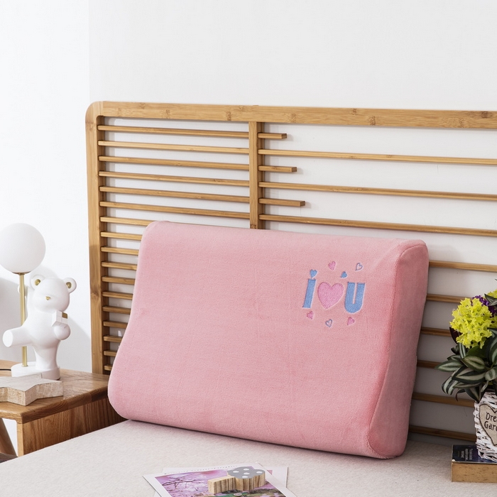 91家纺网 家纺一手货源 找家纺 大黄蜂家居家纺 2025新款爱心款牛奶绒秋冬刺绣乳胶枕套 蜜桃粉