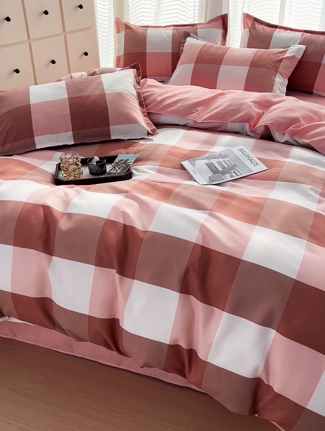 91家纺网 家纺一手货源 找家纺 赫然 130g生态长绒棉贡棉植物羊绒加厚斜纹磨毛四件套 粉大格