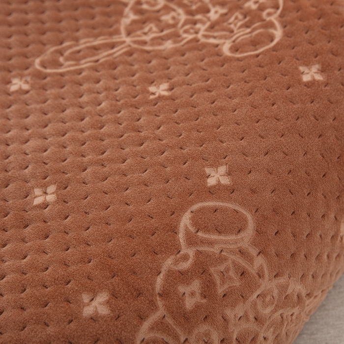 91家纺网 家纺一手货源 找家纺 大黄蜂家居家纺 2025新款吉祥兔宝宝绒夹棉秋冬乳胶枕套 经典咖