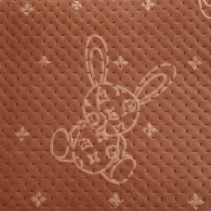 91家纺网 家纺一手货源 找家纺 大黄蜂家居家纺 2025新款吉祥兔宝宝绒夹棉秋冬乳胶枕套 经典咖