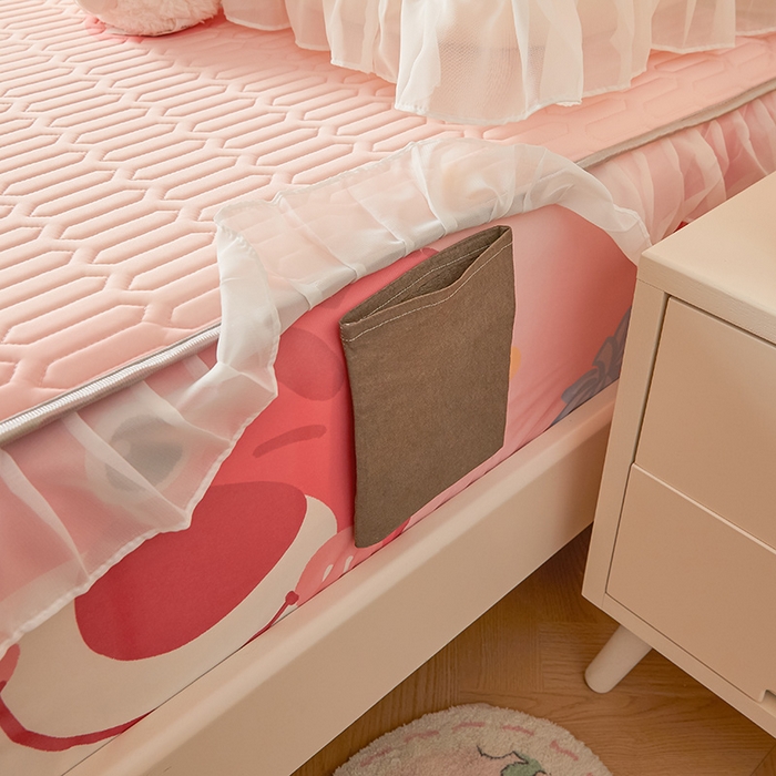 91家纺网 家纺一手货源 找家纺 伊人坊 2024新款A类凉感丝花边款乳胶床笠三四件套 花边 草莓熊