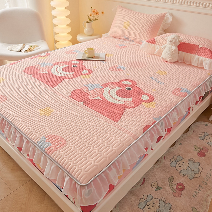 91家纺网 家纺一手货源 找家纺 伊人坊 2024新款A类凉感丝花边款乳胶床笠三四件套 花边 草莓熊