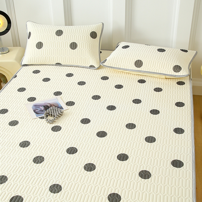 91家纺网 家纺一手货源 找家纺 伊人坊 2024新款A类凉感丝0.4乳胶床笠凉席夏被套件 黑色波点