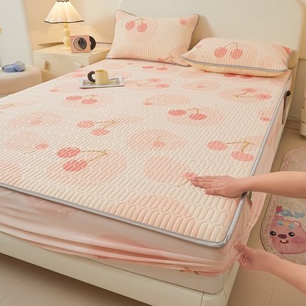 91家纺网 家纺一手货源 找家纺 伊人坊 2024新款A类凉感丝0.4乳胶床笠凉席夏被套件 甜甜樱桃