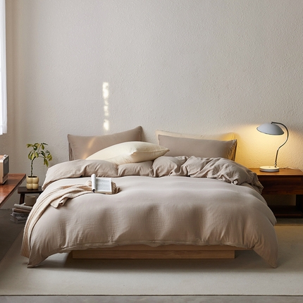 91家纺网 家纺一手货源 找家纺 简纯主义 2025新款全棉有机雾感纱双层皱皱纱四件套 海盐奶咖