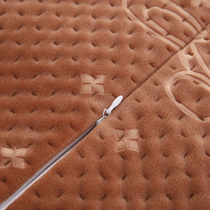 91家纺网 家纺一手货源 找家纺 大黄蜂家居家纺 2025新款吉祥兔宝宝绒夹棉秋冬乳胶枕套 经典咖