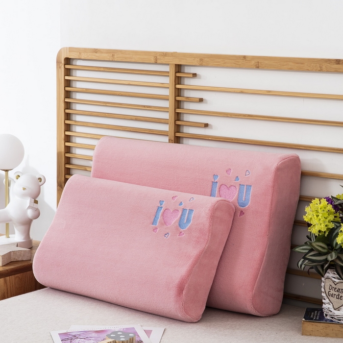 91家纺网 家纺一手货源 找家纺 大黄蜂家居家纺 2025新款爱心款牛奶绒秋冬刺绣乳胶枕套 蜜桃粉