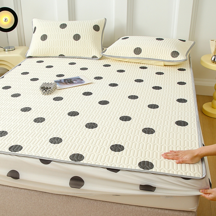 91家纺网 家纺一手货源 找家纺 伊人坊 2024新款A类凉感丝0.4乳胶床笠凉席夏被套件 黑色波点