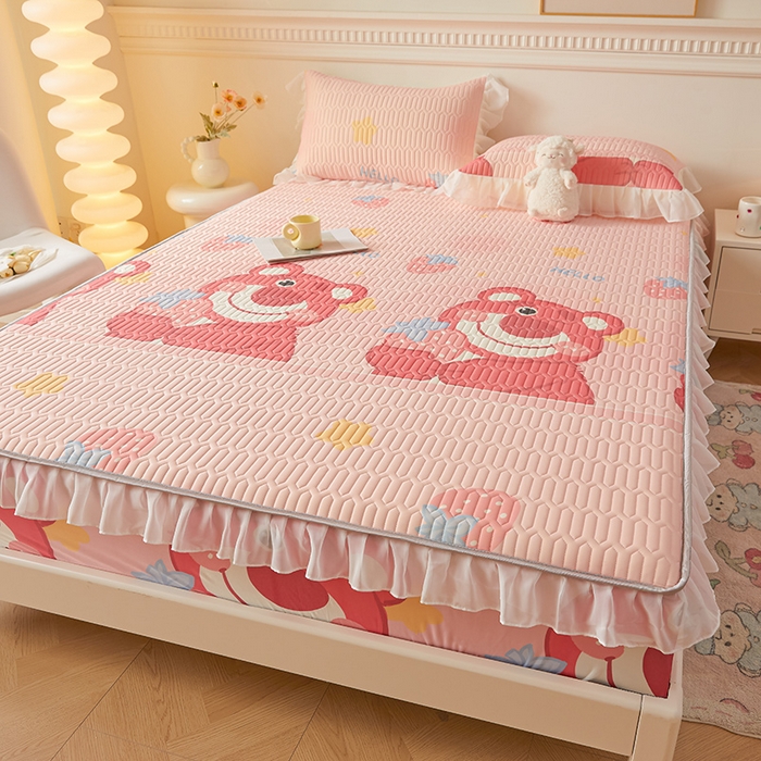 91家纺网 家纺一手货源 找家纺 伊人坊 2024新款A类凉感丝花边款乳胶床笠三四件套 花边 草莓熊