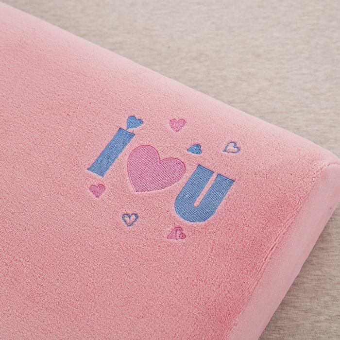 91家纺网 家纺一手货源 找家纺 大黄蜂家居家纺 2025新款爱心款牛奶绒秋冬刺绣乳胶枕套 蜜桃粉