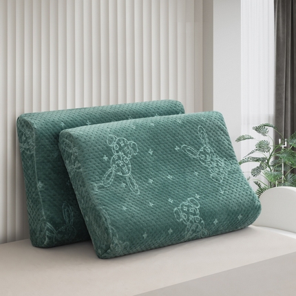 91家纺网 家纺一手货源 找家纺 大黄蜂家居家纺 2025新款吉祥兔宝宝绒夹棉秋冬乳胶枕套 孔雀绿