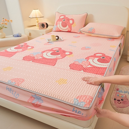 91家纺网 家纺一手货源 找家纺 伊人坊 2024新款A类凉感丝0.4乳胶床笠凉席夏被套件 草莓熊