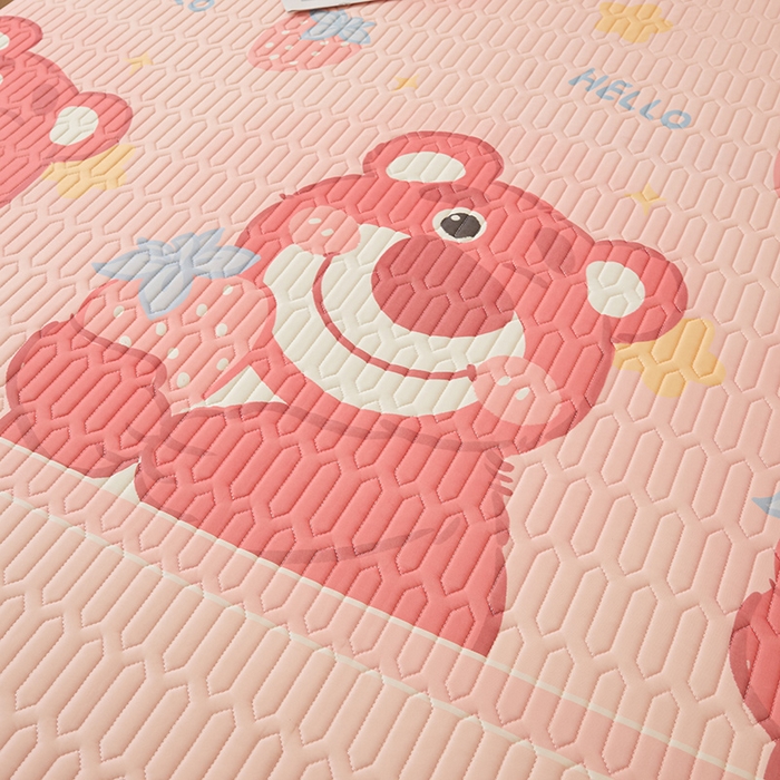 91家纺网 家纺一手货源 找家纺 伊人坊 2024新款A类凉感丝0.4乳胶床笠凉席夏被套件 草莓熊