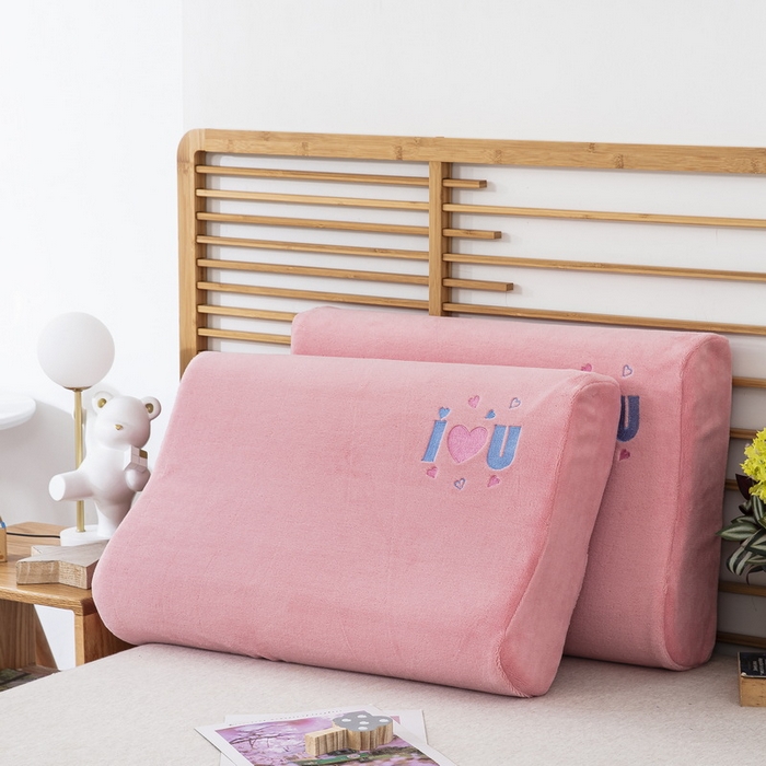 91家纺网 家纺一手货源 找家纺 大黄蜂家居家纺 2025新款爱心款牛奶绒秋冬刺绣乳胶枕套 蜜桃粉