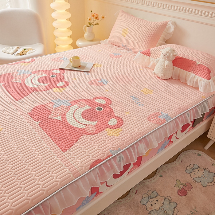 91家纺网 家纺一手货源 找家纺 伊人坊 2024新款A类凉感丝花边款乳胶床笠三四件套 花边 草莓熊