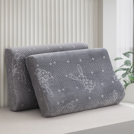 91家纺网 家纺一手货源 找家纺 （总）大黄蜂家居家纺 2025新款吉祥兔宝宝绒夹棉秋冬乳胶枕套