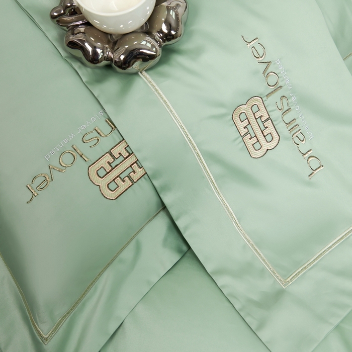 91家纺网 家纺一手货源 找家纺 U品汇（全棉磨毛源头厂家） 2024春夏新品60s支贡缎长绒棉刺绣花四件套纯棉全棉100%纯色简约轻奢 汤姆布朗-淡绿